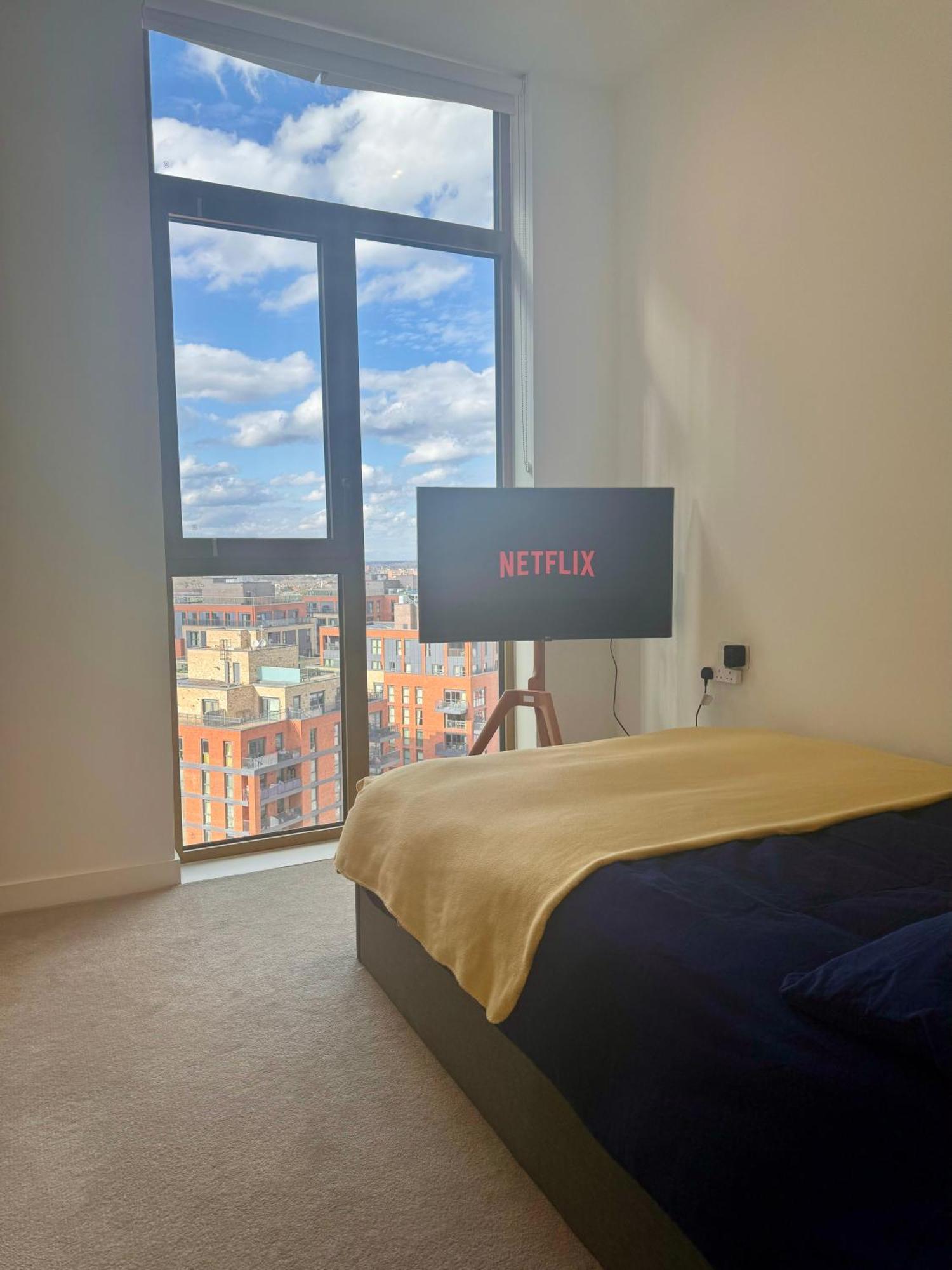 Cozy Room With Private Bathroom In Luxurious Flat Londra Dış mekan fotoğraf