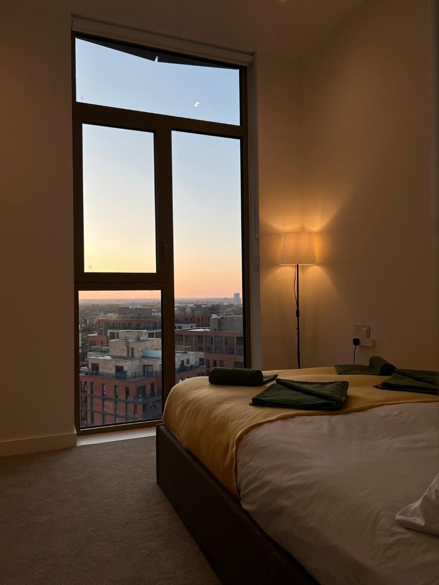 Cozy Room With Private Bathroom In Luxurious Flat Londra Dış mekan fotoğraf